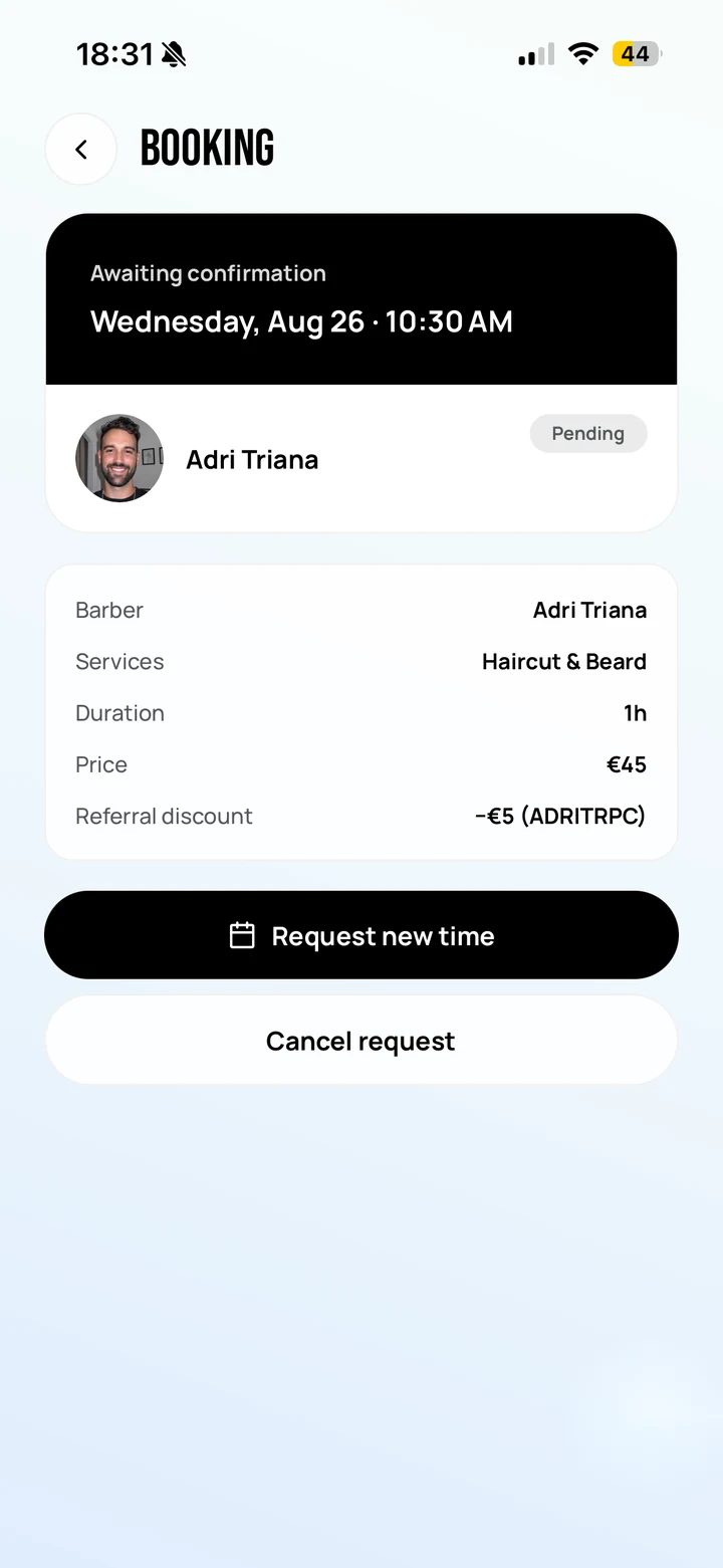 Empire Client: the pending booking showing barber, service, duration, price and a Referral discount line of minus five euros attributed to code ADRITRPC