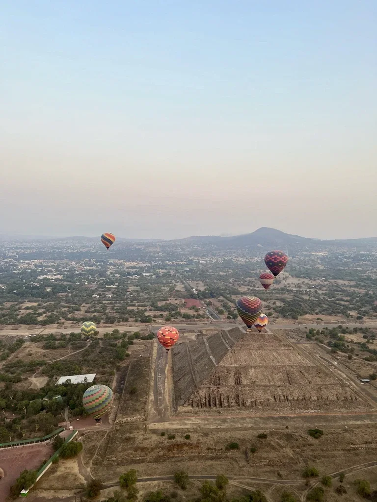 Hot air balloons over the Teotihuacán pyramids at dawn